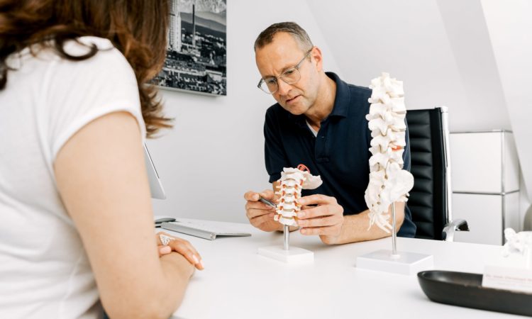 Dr. med Christoph Nicolaisen während einer Behandlung